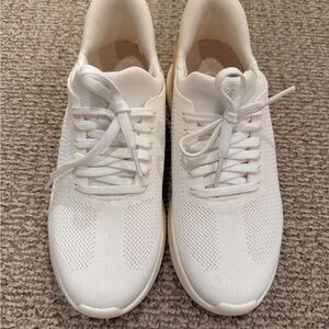 Kizik White Sneakers size 6 new